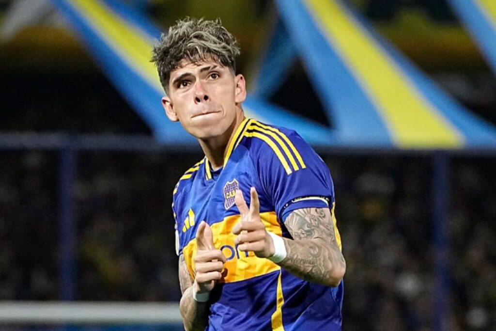 Carlos Palacios celebrando gol