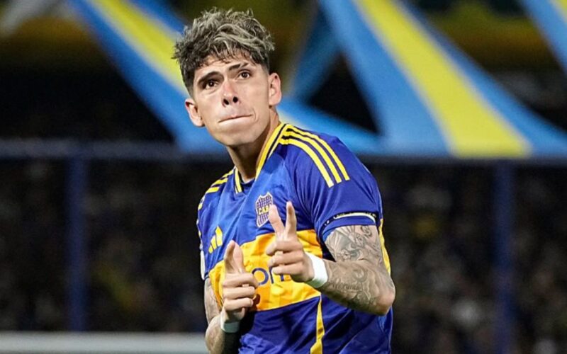 Carlos Palacios celebrando gol