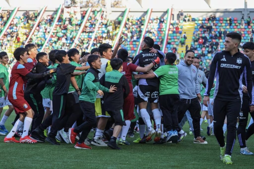 Jugadores de Colo-Colo junto a alumnos de la escuela de fútbol del Audax.