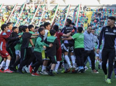 Jugadores de Colo-Colo junto a alumnos de la escuela de fútbol del Audax.