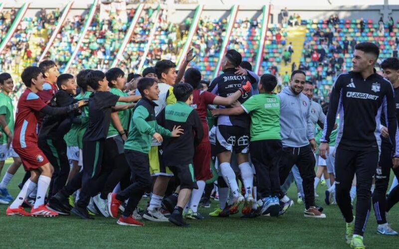 Jugadores de Colo-Colo junto a alumnos de la escuela de fútbol del Audax.