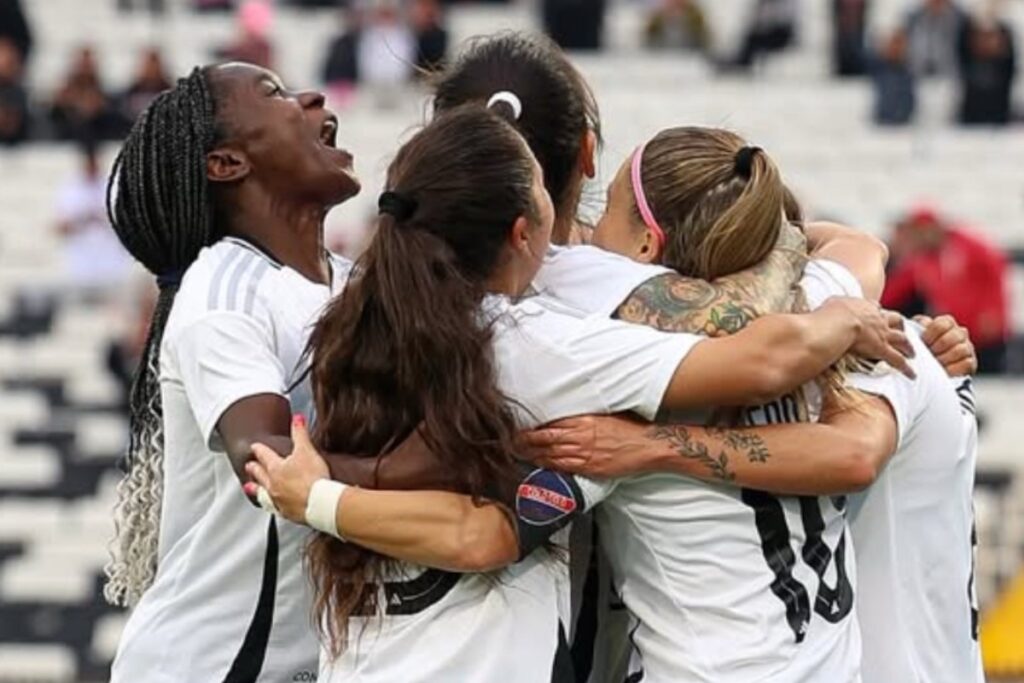 Jugadoras de Colo-Colo abrazadas celebrando un gol.