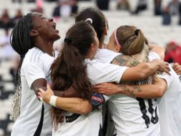 Jugadoras de Colo-Colo abrazadas celebrando un gol.