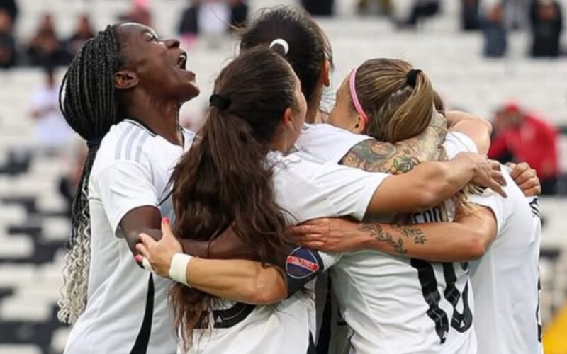 Jugadoras de Colo-Colo abrazadas celebrando un gol.