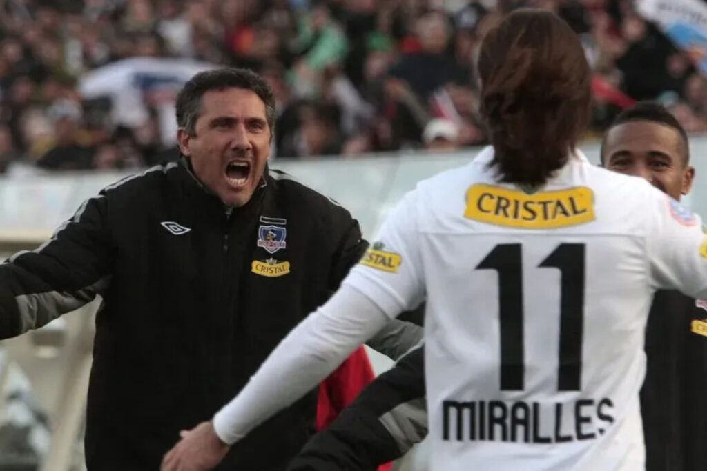 Diego Cagna junto a Ezequiel Miralles y Macnelly Torres celebrando un gol de Colo-Colo.