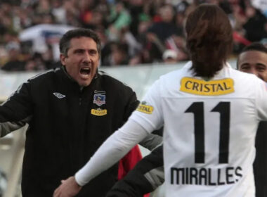 Diego Cagna junto a Ezequiel Miralles y Macnelly Torres celebrando un gol de Colo-Colo.