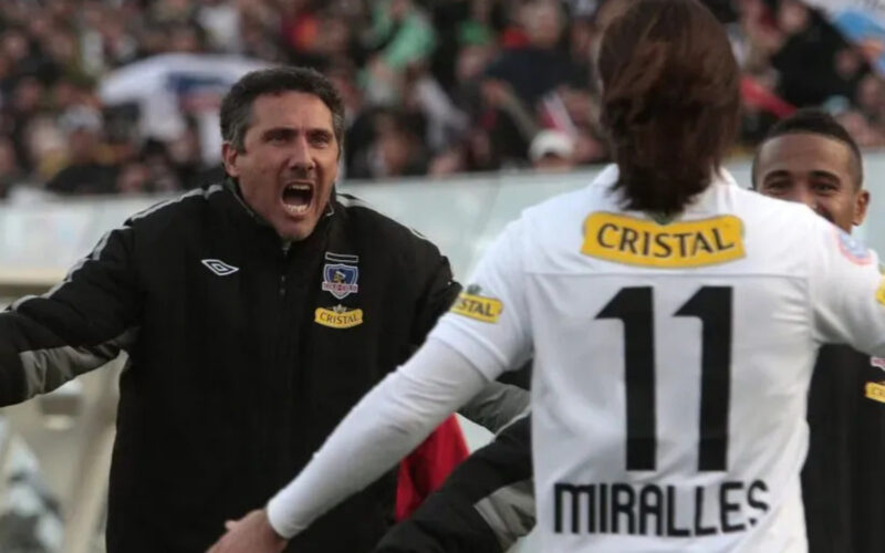 Diego Cagna junto a Ezequiel Miralles y Macnelly Torres celebrando un gol de Colo-Colo.