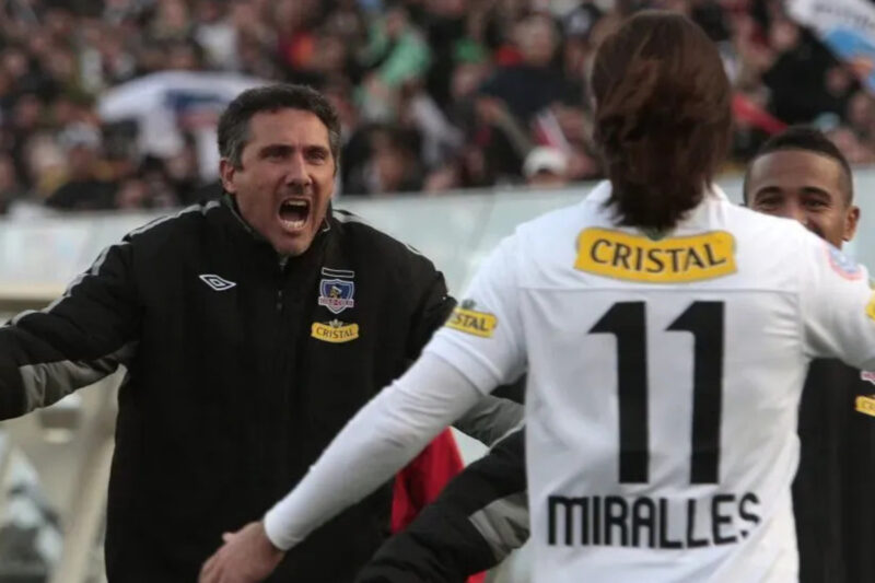 Diego Cagna junto a Ezequiel Miralles y Macnelly Torres celebrando un gol de Colo-Colo.