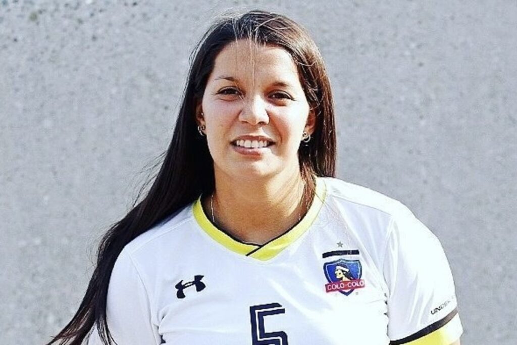 Araya con la camiseta de Colo-Colo.