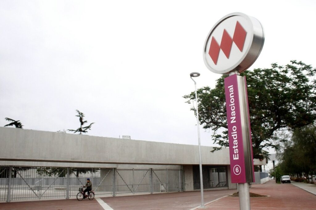 Imagen de la entrada del Metro Estadio Nacional.