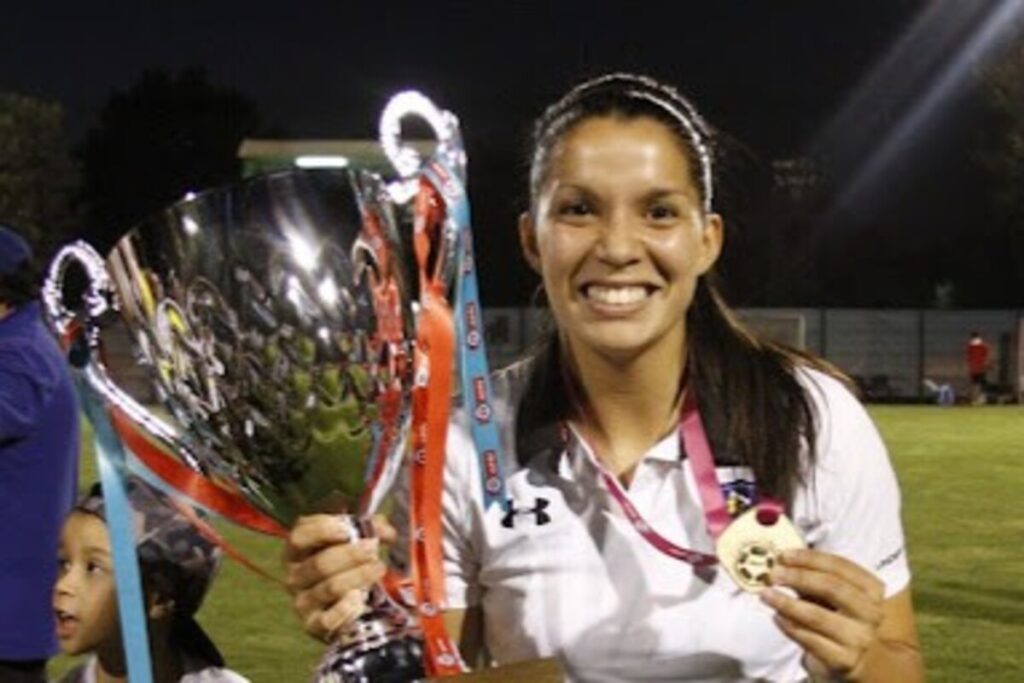 Karen Araya levantando una copa con Colo-Colo.