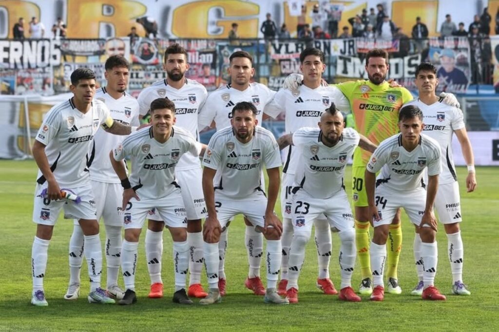 Formación Colo-Colo ante Real Valladolid.