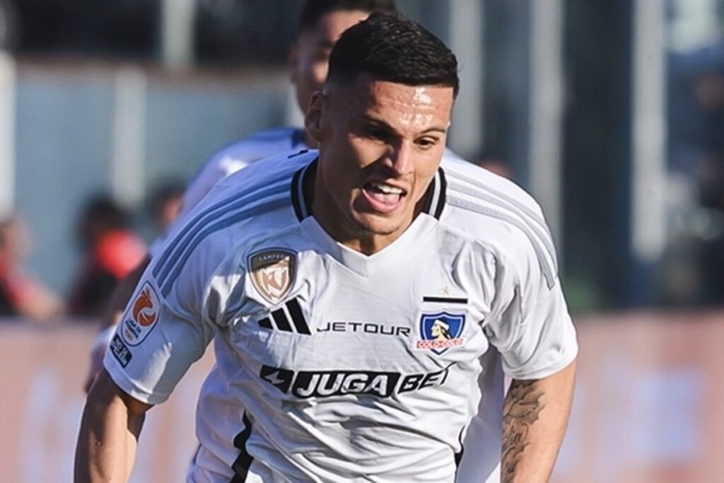 Primer plano de Lucas Cepeda con la camiseta de Colo-Colo.