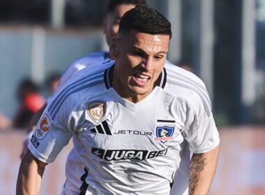 Primer plano de Lucas Cepeda con la camiseta de Colo-Colo.