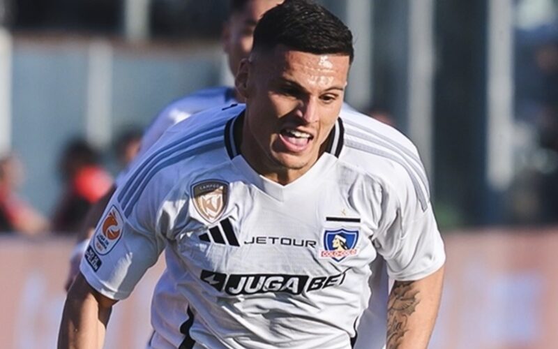 Primer plano de Lucas Cepeda con la camiseta de Colo-Colo.