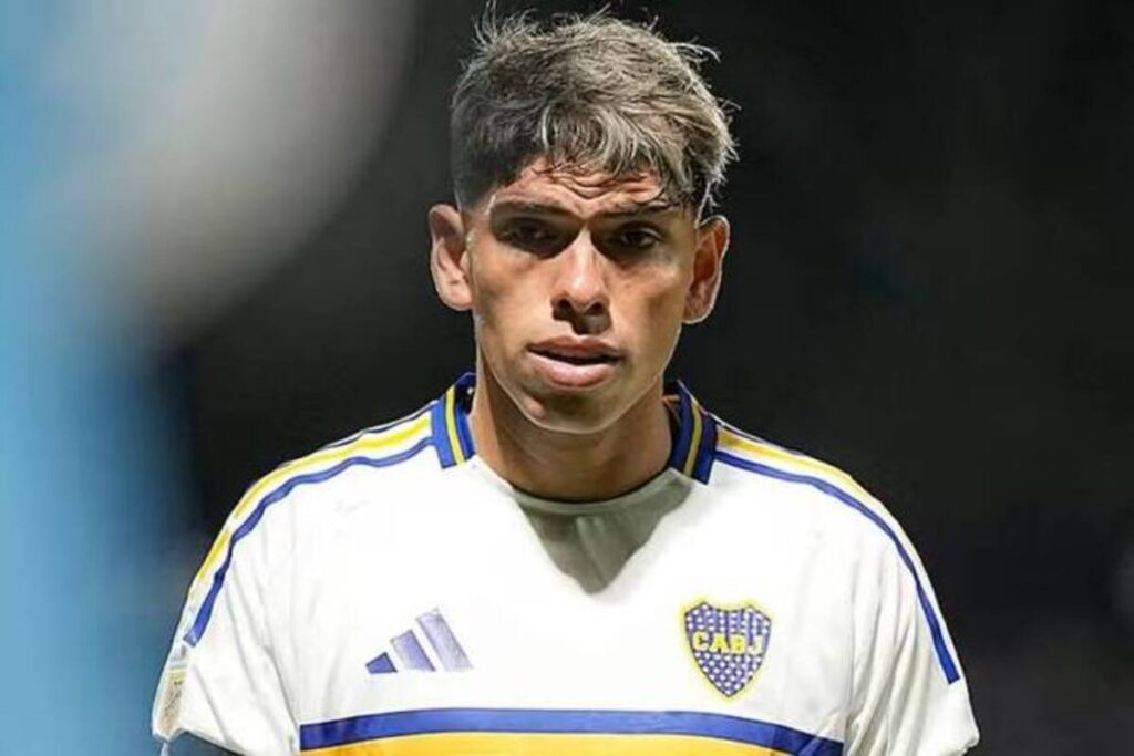 Primer plano de Carlos Palacios con la camiseta de Boca Juniors.