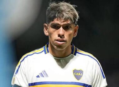 Primer plano de Carlos Palacios con la camiseta de Boca Juniors.