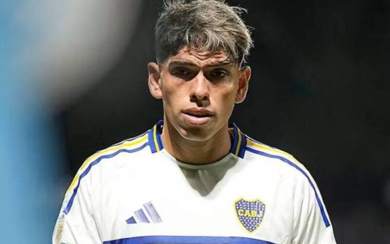 Primer plano de Carlos Palacios con la camiseta de Boca Juniors.