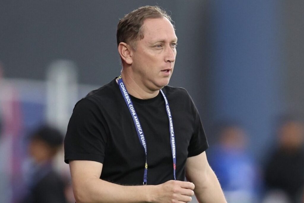 Luis Mena dirigiendo a la Selección Chilena en Copa América Femenina.