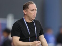 Luis Mena dirigiendo a la Selección Chilena en Copa América Femenina.