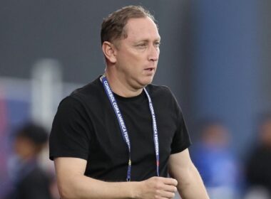 Luis Mena dirigiendo a la Selección Chilena en Copa América Femenina.