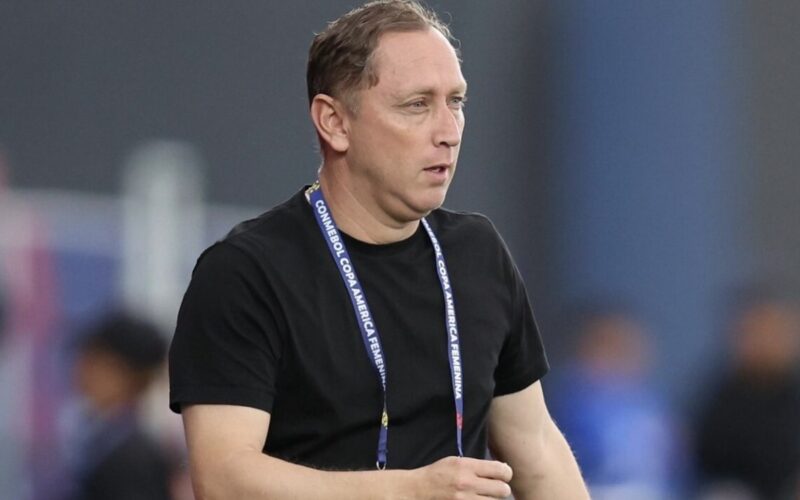 Luis Mena dirigiendo a la Selección Chilena en Copa América Femenina.