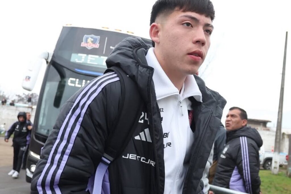 Leandro Hernández llegando junto al plantel de Colo-Colo al Estadio Jorge Silva para enfrentar a O'Higgins.