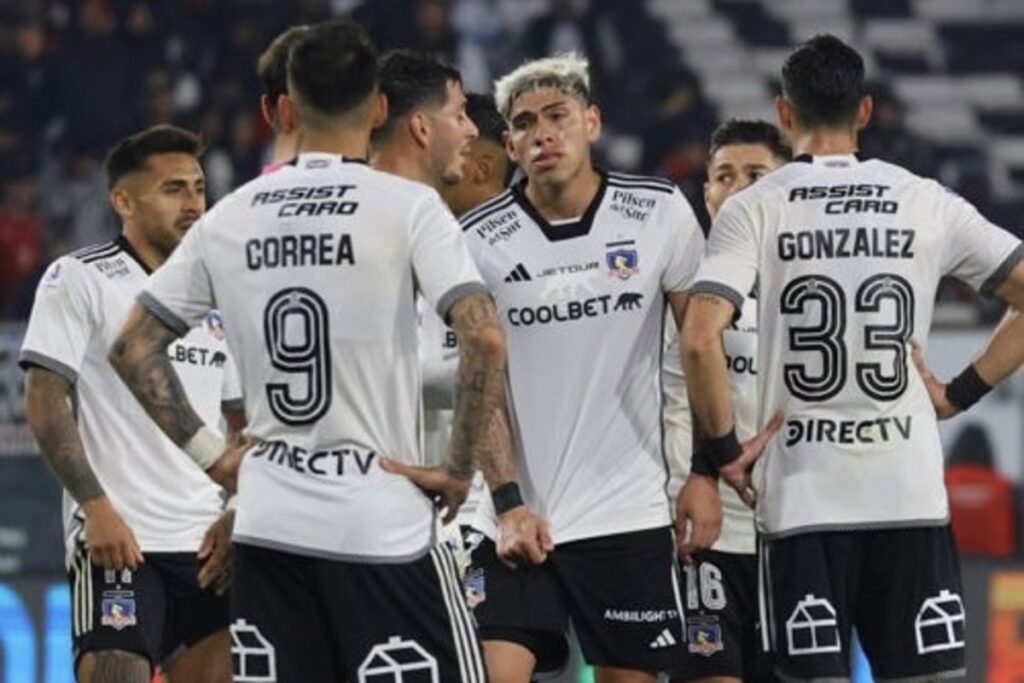 Jugadores de Colo-Colo conversando en medio de un partido.