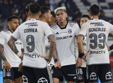 Jugadores de Colo-Colo conversando en medio de un partido.