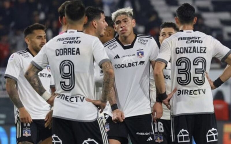 Jugadores de Colo-Colo conversando en medio de un partido.
