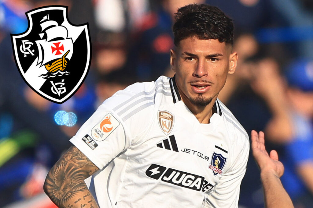 Primer plano de Alan Saldivia con la camiseta de Colo-Colo, junto al escudo de Vasco da Gama.