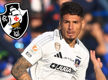 Primer plano de Alan Saldivia con la camiseta de Colo-Colo, junto al escudo de Vasco da Gama.