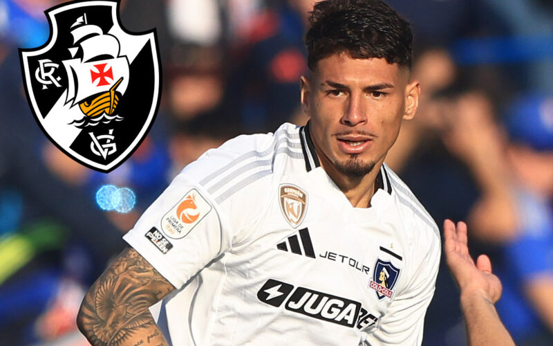 Primer plano de Alan Saldivia con la camiseta de Colo-Colo, junto al escudo de Vasco da Gama.