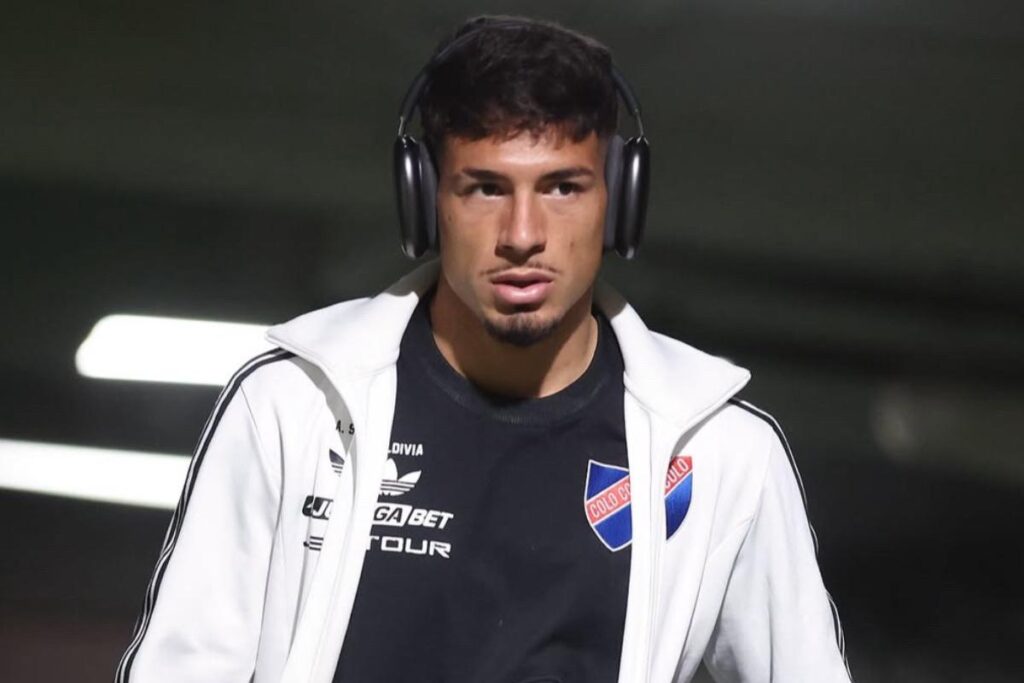 Primer plano a Alan Saldivia con indumentaria de Colo-Colo.