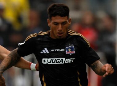 Alan Saldivia con la camiseta negra de Colo-Colo.