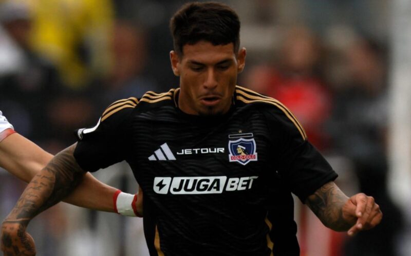 Alan Saldivia con la camiseta negra de Colo-Colo.