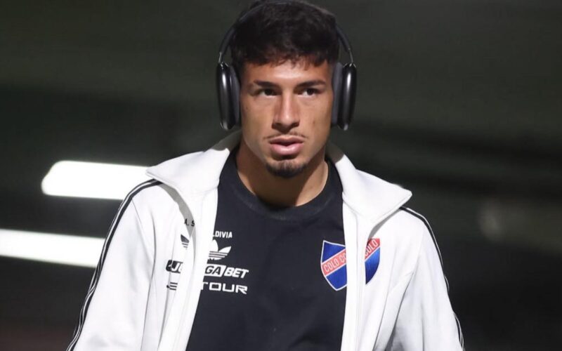 Primer plano a Alan Saldivia con indumentaria de Colo-Colo.