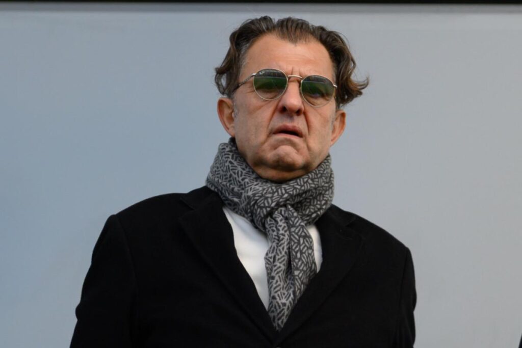 Primer plano al presidente de Blanco y Negro, Aníbal Mosa. en un partido de Colo-Colo.