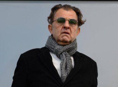 Primer plano al presidente de Blanco y Negro, Aníbal Mosa. en un partido de Colo-Colo.