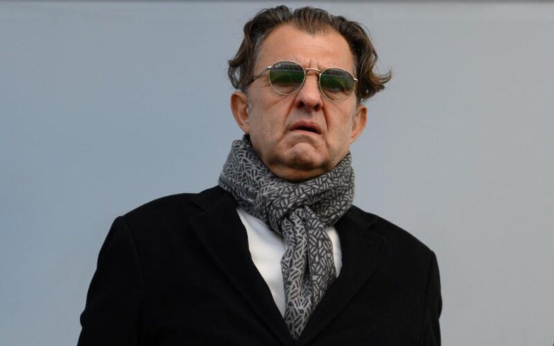 Primer plano al presidente de Blanco y Negro, Aníbal Mosa. en un partido de Colo-Colo.