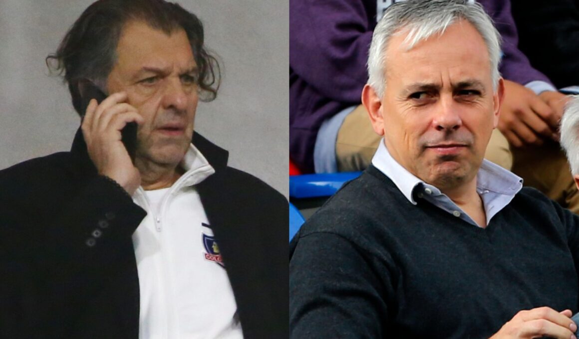 Aníbal Mosa con indumentaria de Colo-Colo hablando por teléfono y Fernando Felicevich