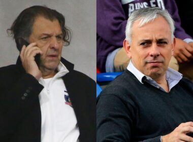 Aníbal Mosa con indumentaria de Colo-Colo hablando por teléfono y Fernando Felicevich