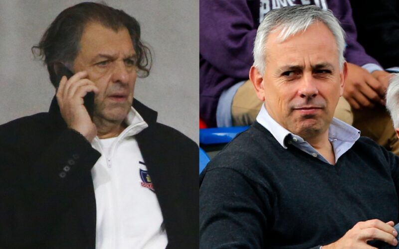 Aníbal Mosa con indumentaria de Colo-Colo hablando por teléfono y Fernando Felicevich
