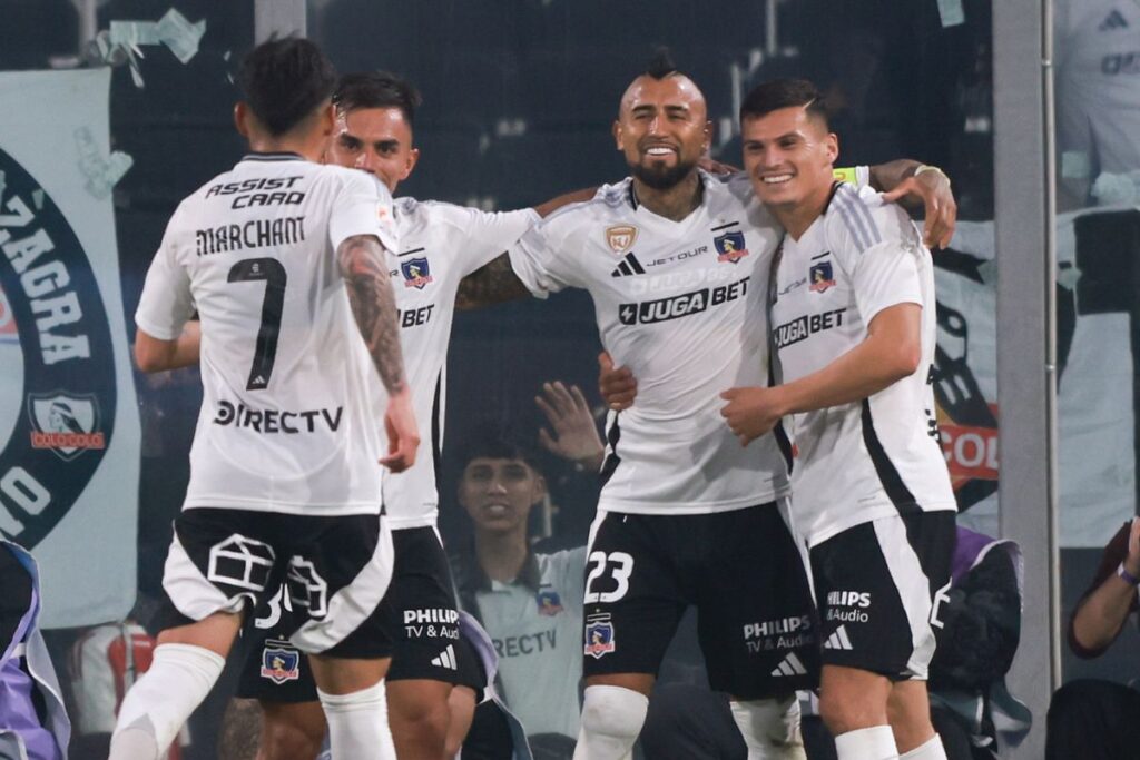 Arturo Vidal celebrando un gol en el Estadio Monumental