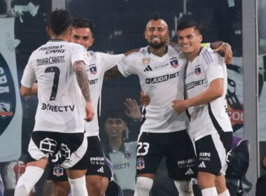 Arturo Vidal celebrando un gol en el Estadio Monumental
