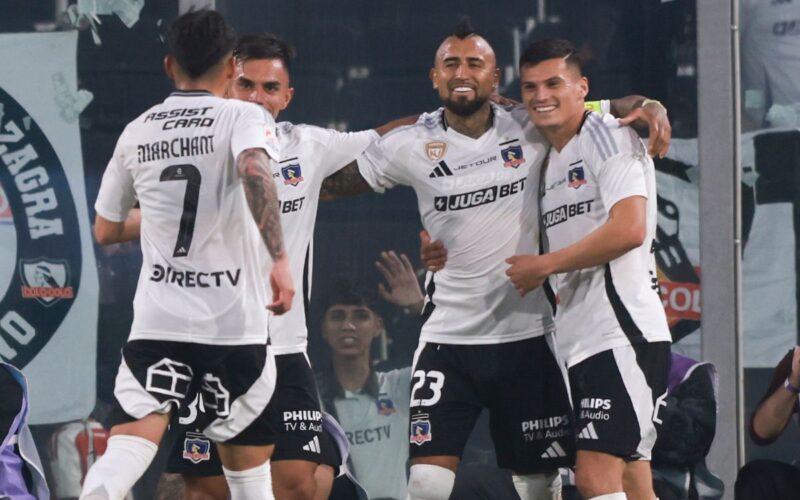 Arturo Vidal celebrando un gol en el Estadio Monumental