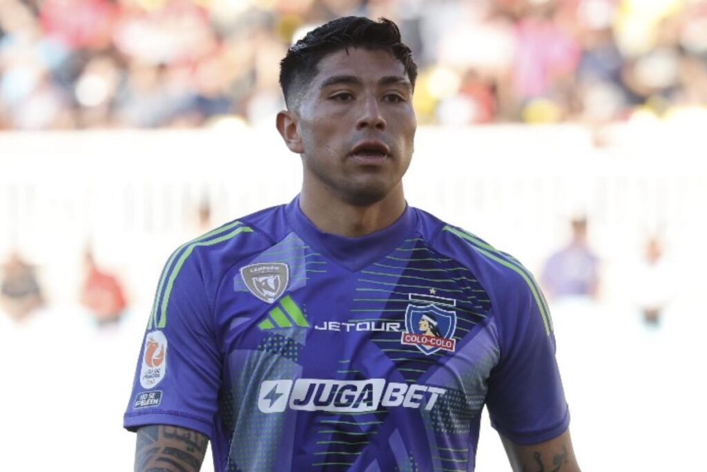 Primer plano a Brayan Cortés con camiseta morada de Colo-Colo.