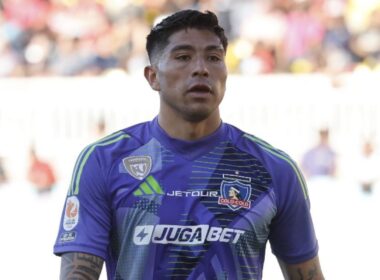 Primer plano a Brayan Cortés con camiseta morada de Colo-Colo.