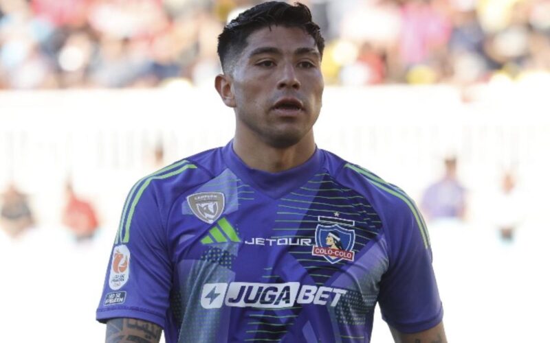 Primer plano a Brayan Cortés con camiseta morada de Colo-Colo.