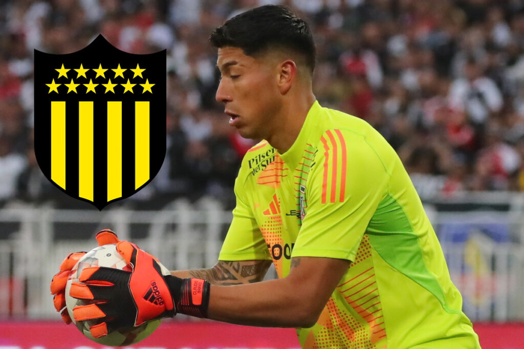 Brayan Cortés atajando un balón durante un partido de Colo-Colo, junto al escudo de Peñarol.